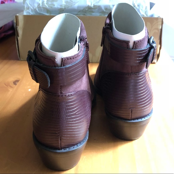 ⭐️SALE!⭐️ Sofft Vasanti Bootie - Berry Suede - Picture 4 of 8
